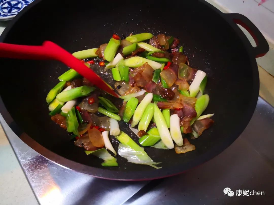 炒腊肉的家常做法大全家常窍门_简单的炒腊肉_腊肉怎么炒好吃又简单