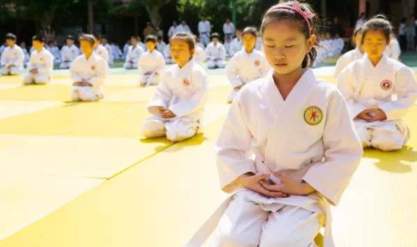 小孩学游泳哪个时间段好_儿童学游泳几点钟最好_小孩几岁学游泳最佳时间