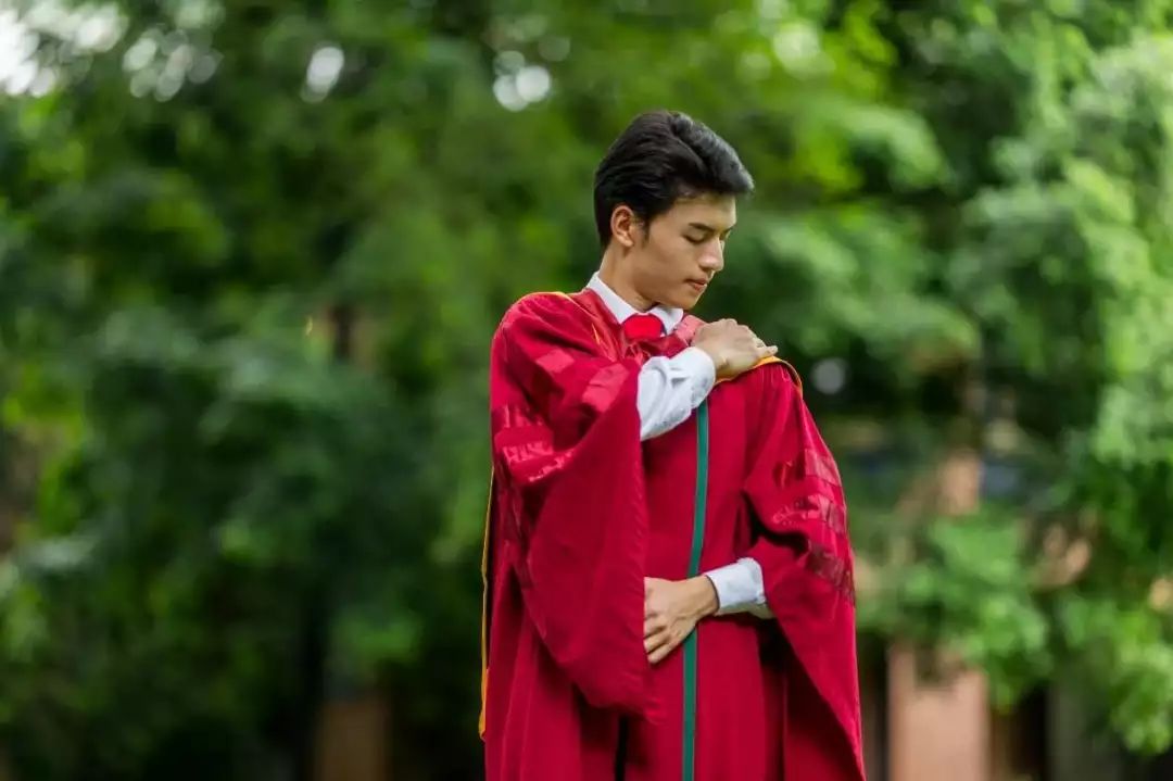 学士服怎么穿披肩_学士服怎么穿披肩_学士服怎么穿披肩