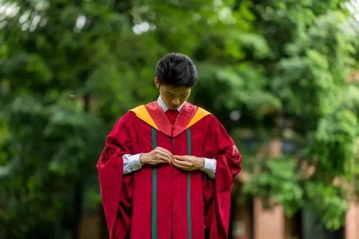 学士服怎么穿披肩_学士服怎么穿披肩_学士服怎么穿披肩