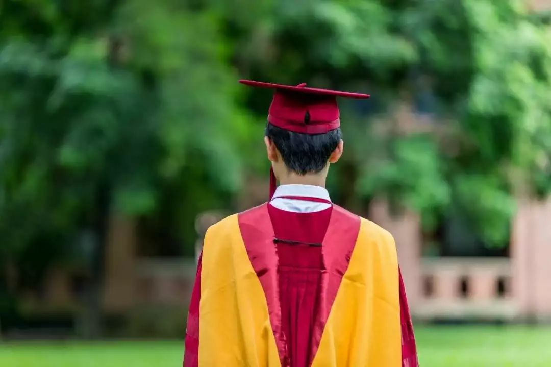 学士服怎么穿披肩_学士服怎么穿披肩_学士服怎么穿披肩