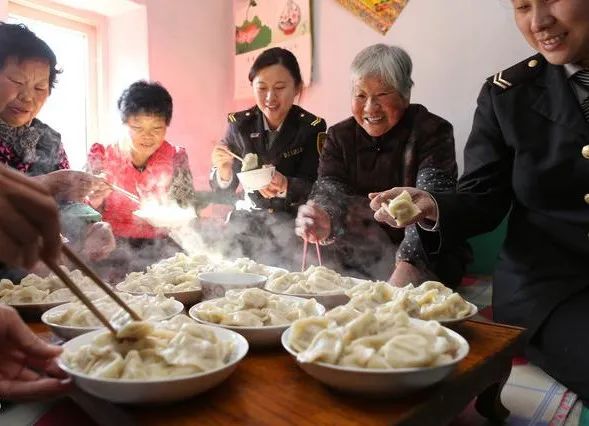 冷冻的饺子是冷水下锅还是热水下锅_冻饺子冷水下锅热水下锅_冰冻水饺热水下锅