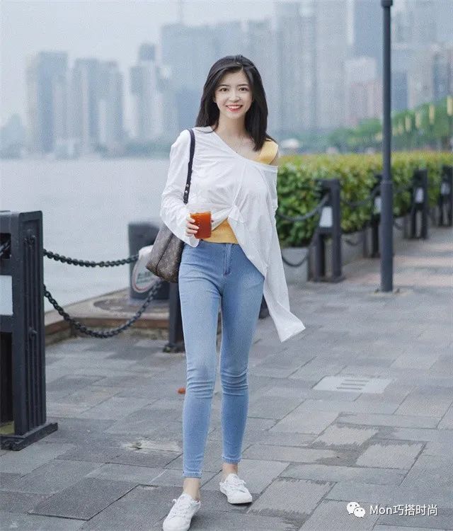 红色卫衣配什么裤子_红色卫衣配裤子图片女_配红色卫衣的裤子