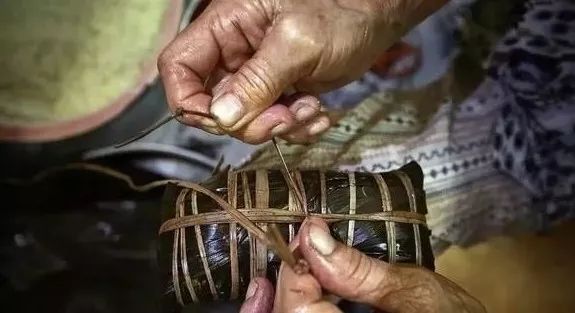 新鲜的芦苇叶怎么处理包粽子_粽子新鲜芦苇叶包处理方法视频_包粽子的芦苇叶怎么保存