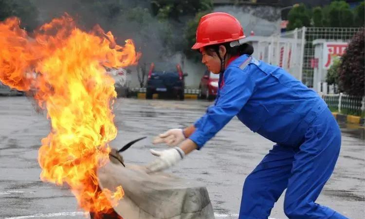 灭火毯方法使用方法视频_灭火毯使用步骤和注意事项_灭火毯的使用方法