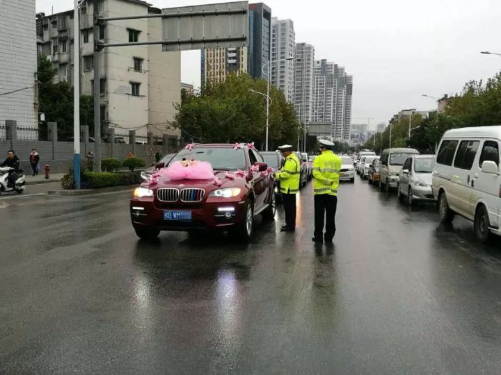 婚礼头车价格一览表_婚礼头车鲜花装饰图片_婚礼头车